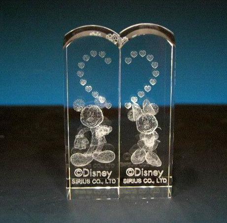 米奇老鼠(米老鼠)和米妮，是廸士妮(Disney)卡通世界中的一對情人，如果您是喜愛米奇的朋友，雷射水晶對印，可以記錄您和另一半的愛情。